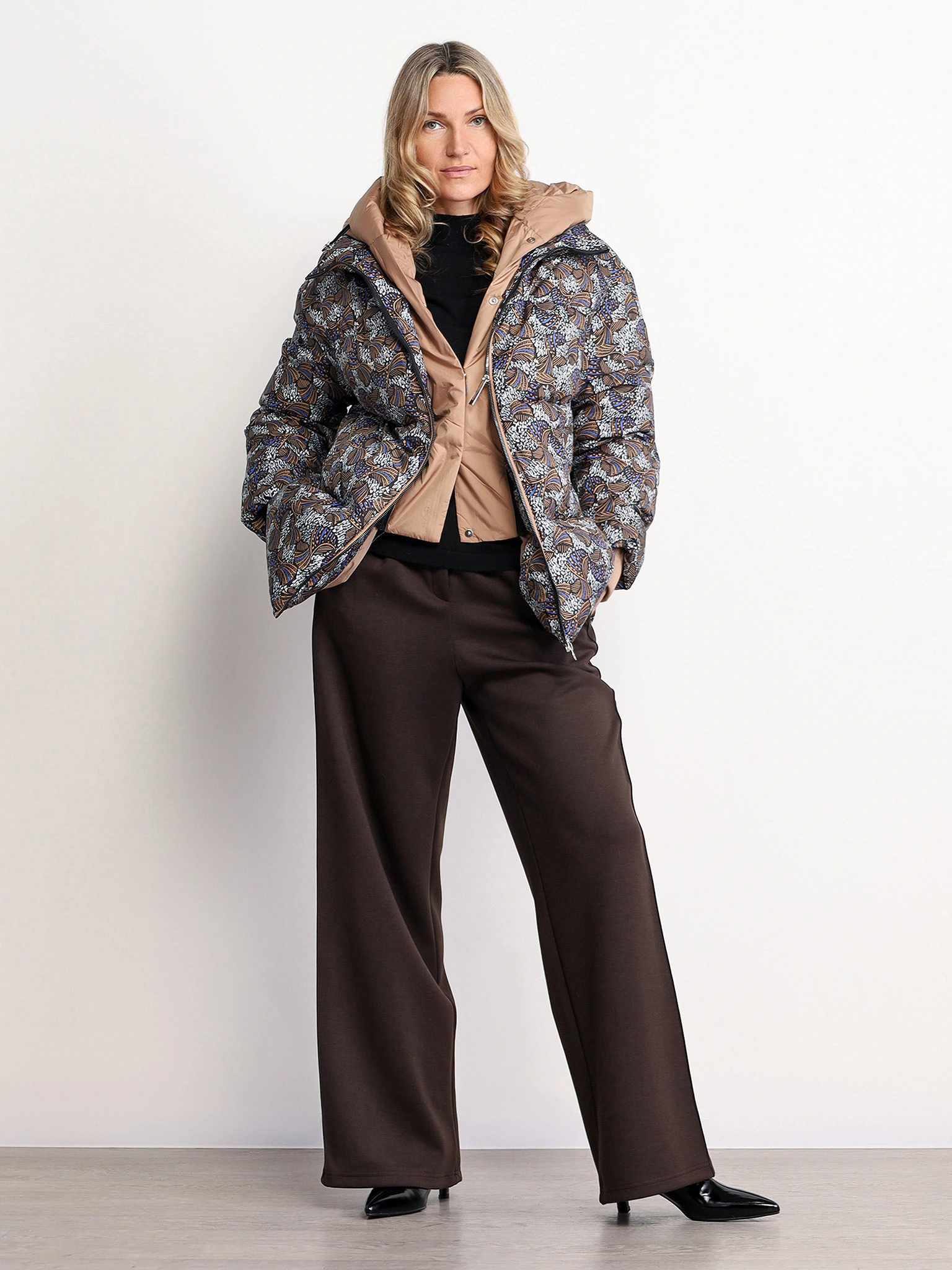 Пуховик с абстрактным принтом цвета мульти с капюшоном-манишкой